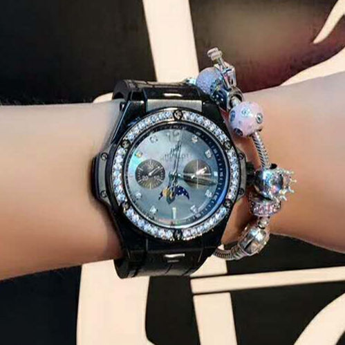 恒寶 HUBLOT 藝術，就是要顛覆壹切規則！在此特別推出Big Bang 女裝系列腕表攜手國際視覺藝術家陳漫華麗演繹