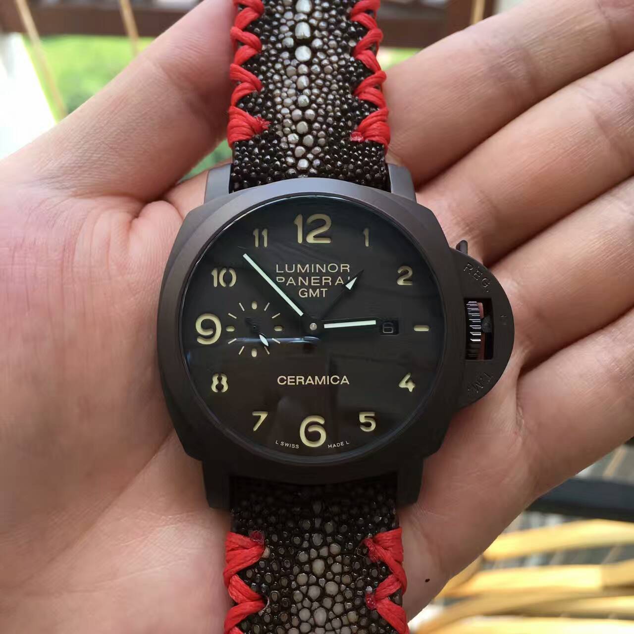 沛納海 魔鬼魚腕錶 雅黑錶殼 淡黃數字 細長指針